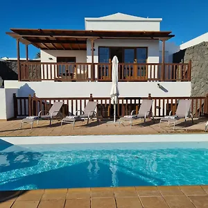 Villa Luxury 4-bedroom With Heated Pool + Sea View, Playa Blanca (Lanzarote)